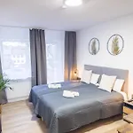 Immostay L# Ferienhaus- Garten & Parking, Wifi アパート *