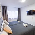 Апартаменти Immostay L# Ferienhaus- Garten & Parking, Wifi