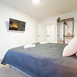 Immostay L# Ferienhaus- Garten & Parking, Wifi Apartamento *