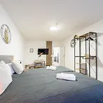 아파트 Immostay L# Ferienhaus- Garten & Parking, Wifi *
