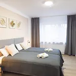 Апартаменти Immostay L# Ferienhaus- Garten & Parking, Wifi