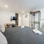 Immostay L# Ferienhaus- Garten & Parking, Wifi *
