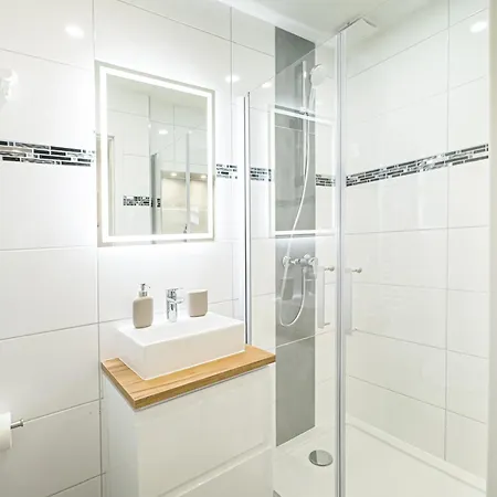 Immostay L# Ferienhaus- Garten & Parking, Wifi Апартаменти